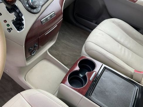 Used 2014 Toyota Sienna XLE image 15