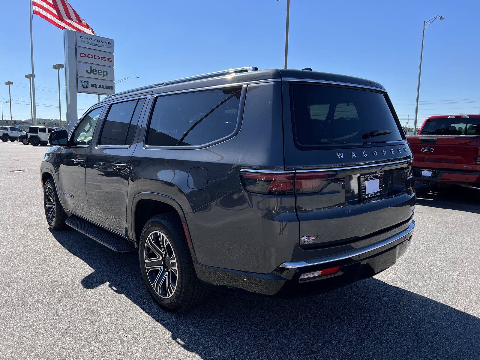 Used 2024 Jeep Wagoneer L Series II w/ Flexible Seating Group RWD image 18
