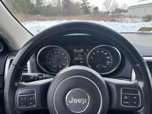 Used 2011 Jeep Grand Cherokee Laredo image 11