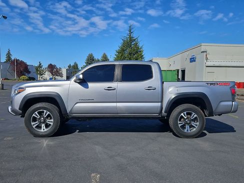 Used 2021 Toyota Tacoma TRD Off-Road w/ Technology Package AWD/4WD image 3