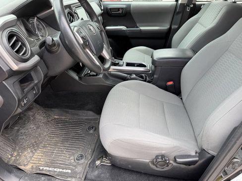 Used 2018 Toyota Tacoma SR5 AWD/4WD image 15