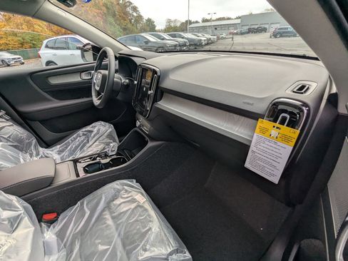 New 2026 Volvo XC40 B5 Plus w/ Protection Package Premier image 23