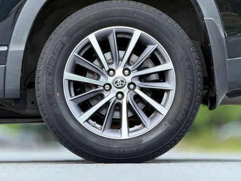 Used 2019 Toyota Highlander XLE AWD/4WD image 19