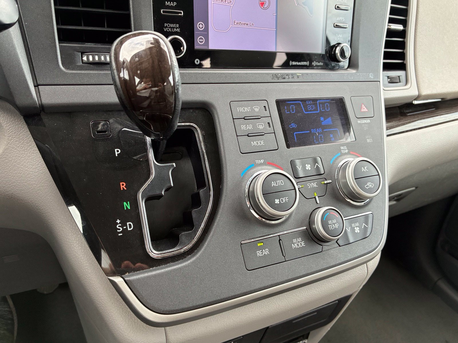 Used 2020 Toyota Sienna XLE Premium FWD image 28