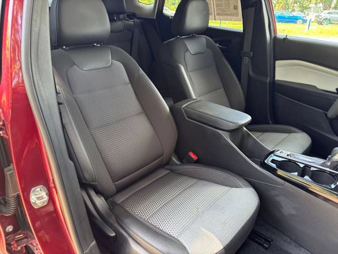 Used 2025 Chevrolet Trax LT FWD image 37