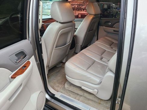 Used 2008 Chevrolet Suburban LT w/ LT Preferred Equipment Group RWD image 11