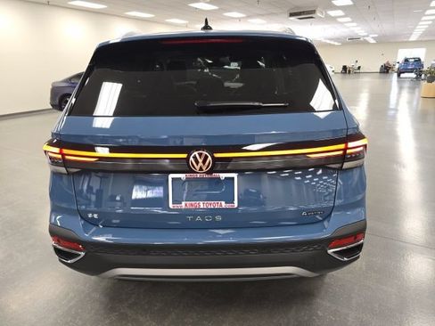 Used 2025 Volkswagen Taos SE AWD/4WD image 4
