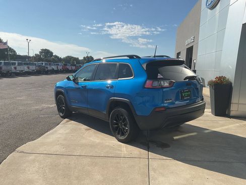 Used 2023 Jeep Cherokee Altitude Lux image 3