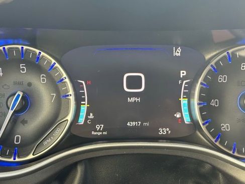 Used 2024 Chrysler Pacifica Touring-L image 10