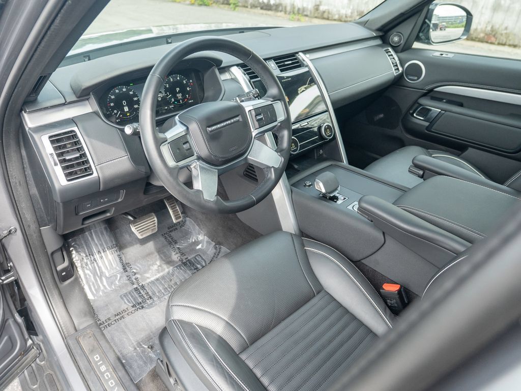 Used 2024 Land Rover Discovery Dynamic SE AWD/4WD image 12