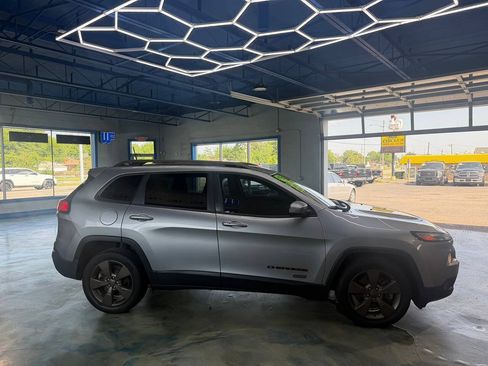 Used 2016 Jeep Cherokee Latitude FWD image 7