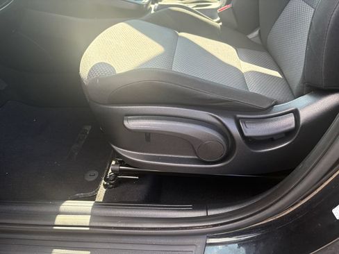 Used 2025 Kia Soul LX w/ LX Technology Package FWD image 13