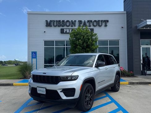 Used 2025 Jeep Grand Cherokee Altitude AWD/4WD image 1