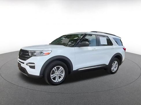 Used 2023 Ford Explorer XLT w/ Equipment Group 202A AWD/4WD image 8