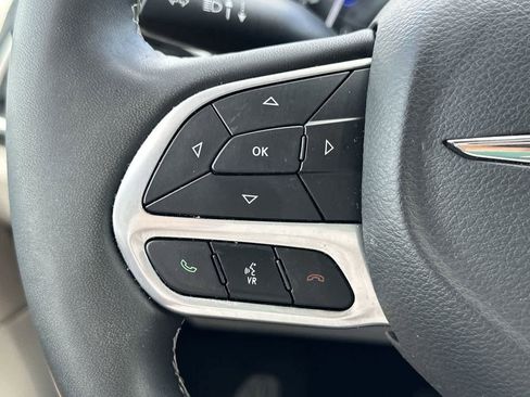 Used 2023 Chrysler Pacifica Touring-L image 57