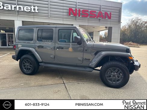 Used 2020 Jeep Wrangler Unlimited Sahara image 9