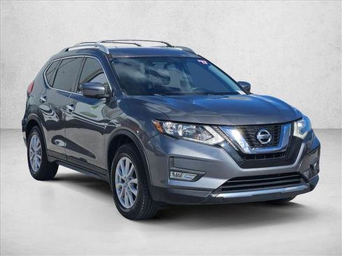 Used 2017 Nissan Rogue SV image 3