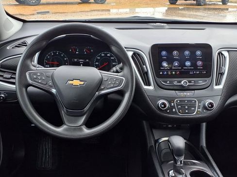 Used 2025 Chevrolet Malibu LT image 4