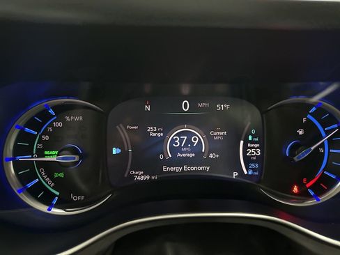 Used 2021 Chrysler Pacifica Limited w/ Uconnect Theater Family Group image 13