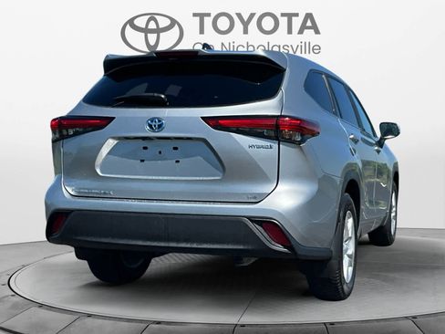 Used 2023 Toyota Highlander LE AWD/4WD image 6