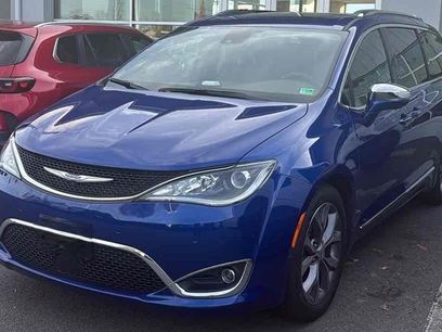 Used 2020 Chrysler Pacifica Limited w/ Tire & Wheel Group