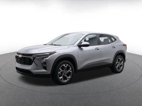 Used 2025 Chevrolet Trax LT w/ LT Convenience Package FWD image 3