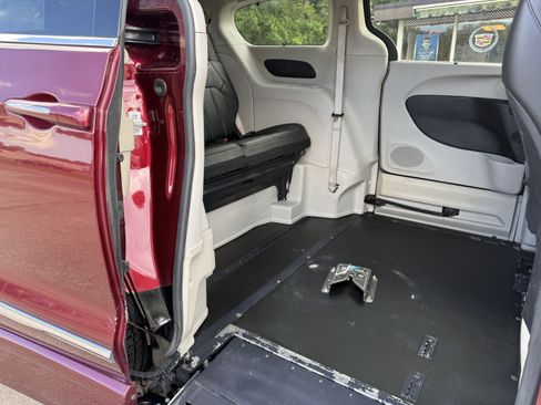 Used 2020 Chrysler Pacifica Touring-L FWD image 30