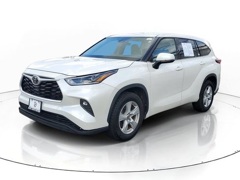 Used 2021 Toyota Highlander LE FWD image 2