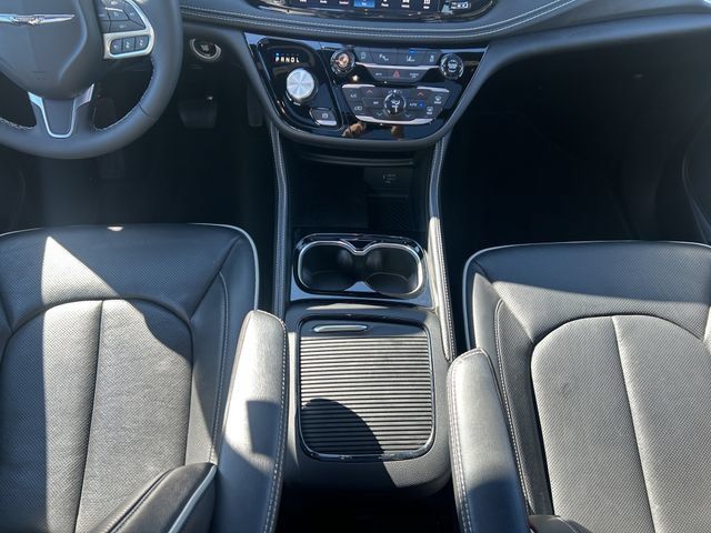 Used 2026 Chrysler Pacifica Limited FWD image 20