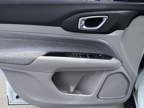 Used 2024 Jeep Compass Latitude image 13