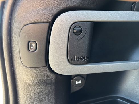 Used 2015 Jeep Cherokee Trailhawk w/ Comfort/Convenience Group image 9