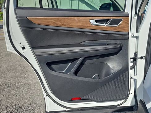 Used 2024 Volkswagen Atlas SE image 9