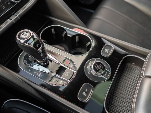 Used 2022 Bentley Bentayga AWD/4WD image 28