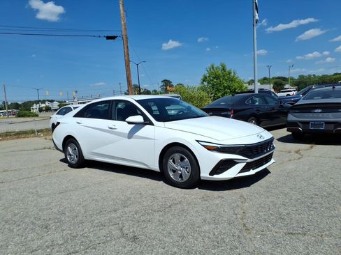 New 2026 Hyundai Elantra SE FWD image 1