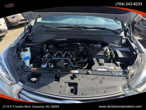 Used 2017 Hyundai Santa Fe SE image 8