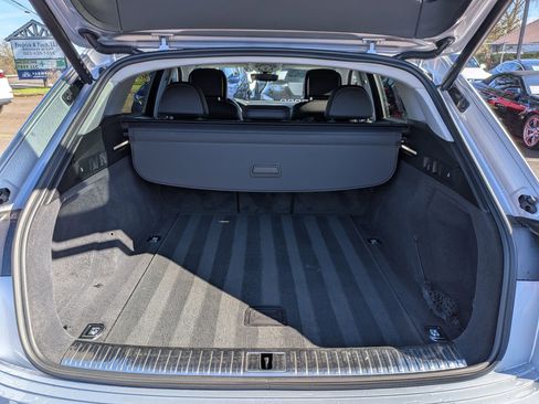 Used 2022 Audi e-tron Premium w/ Convenience Plus Package image 28