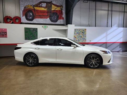 Used 2023 Lexus ES 300h image 3