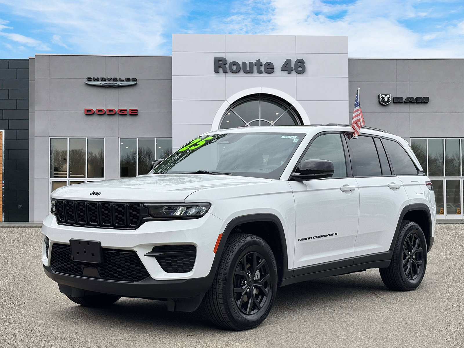 Used 2025 Jeep Grand Cherokee Altitude AWD/4WD image 2