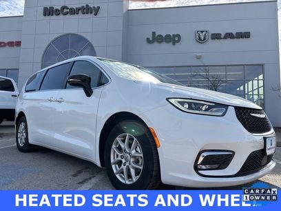 Used 2025 Chrysler Pacifica Select