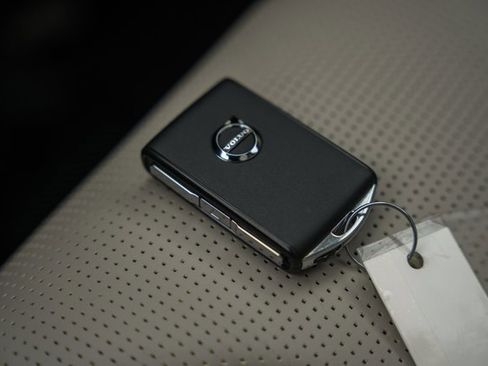 Used 2024 Volvo V60 B5 Cross Country Ultimate w/ Protection Package Premier image 43