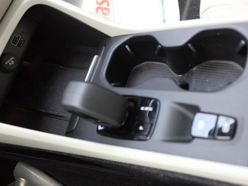 Used 2022 Volvo XC40 T5 Momentum image 21