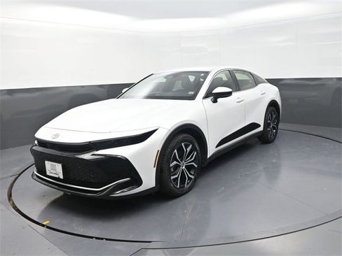 Used 2024 Toyota Crown XLE image 3