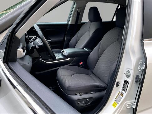 Used 2023 Toyota Highlander LE AWD/4WD image 8