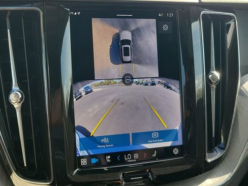 Used 2025 Volvo XC60 B5 Plus image 24