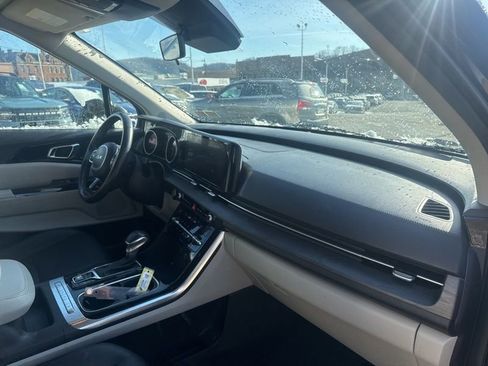 Used 2023 Kia Carnival EX image 10