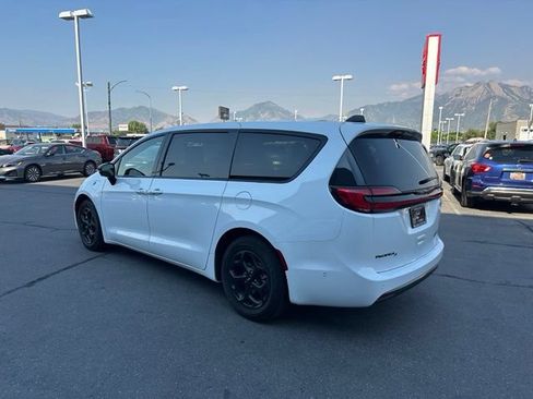 Used 2024 Chrysler Pacifica Limited FWD image 8