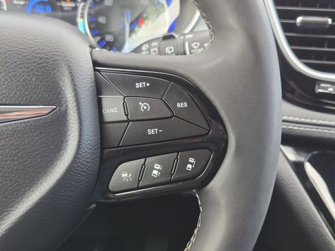 Used 2025 Chrysler Pacifica Limited FWD image 21