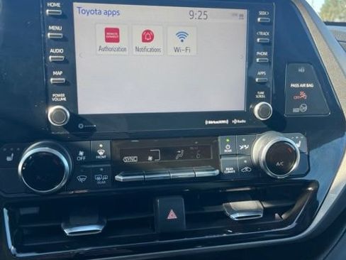 Used 2022 Toyota Highlander XLE AWD/4WD image 42