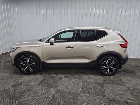 Used 2023 Volvo XC40 B5 Core image 5