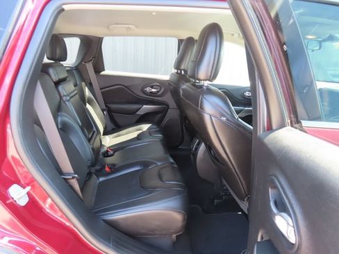 Used 2019 Jeep Cherokee Latitude Plus w/ Cold Weather Group AWD/4WD image 29
